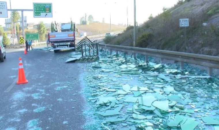 Sancaktepe’de TIR’ın kasasındaki camlar yola savruldu; trafik durma noktasına geldi 