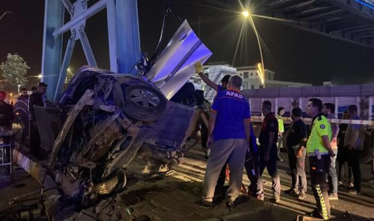 Şanlıurfa’da üst geçidin ayağına çarpan otomobildeki 2 kişi öldü