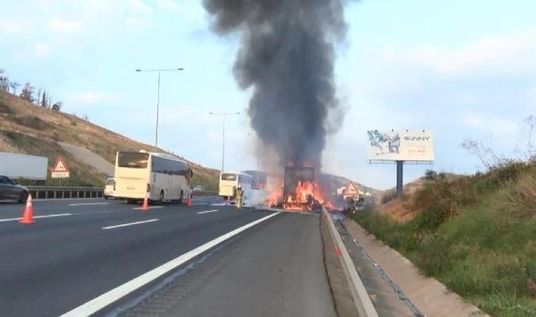  Sarıyer’de kumaş yüklü TIR alev alev yandı