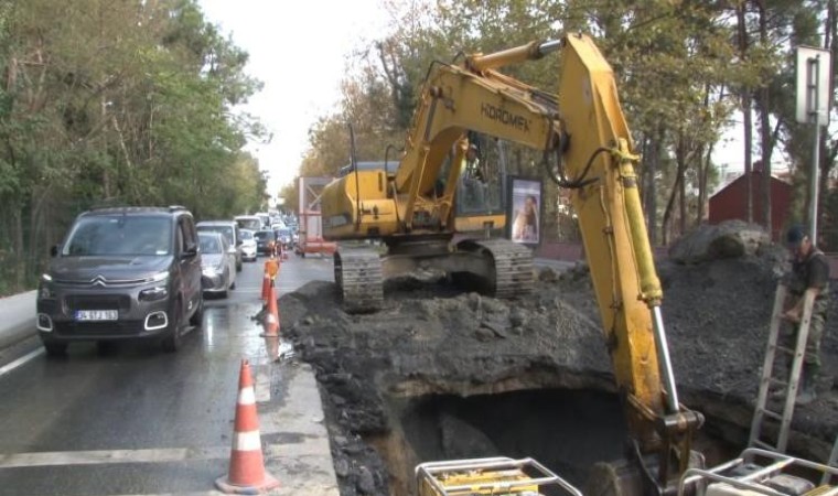 Sarıyerde su borusu patladı, trafik kilitlendi