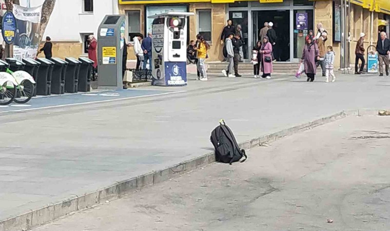 Şehrin en işlek caddesinde unutulan çanta polisi harekete geçirdi