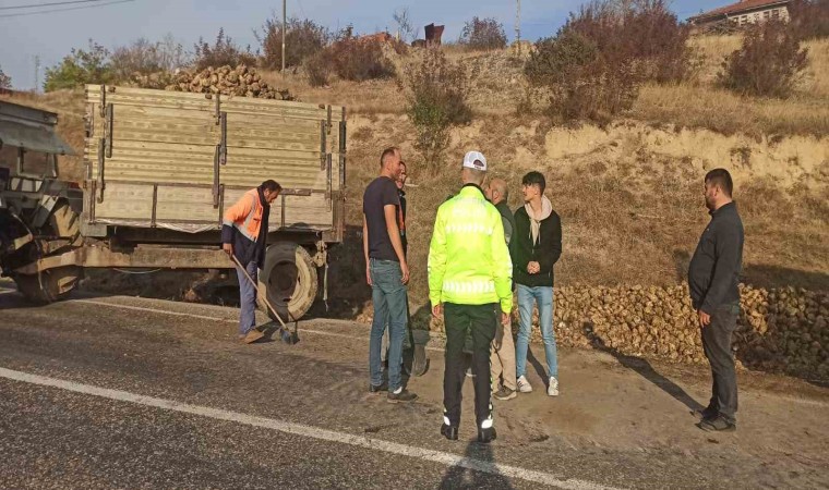 Şeker fabrikasında kuyruk sırasına girmek isteyen pancar yüklü traktör devrildi