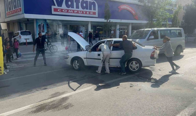 Seyir halinde yanan otomobili vatandaşlar söndürdü