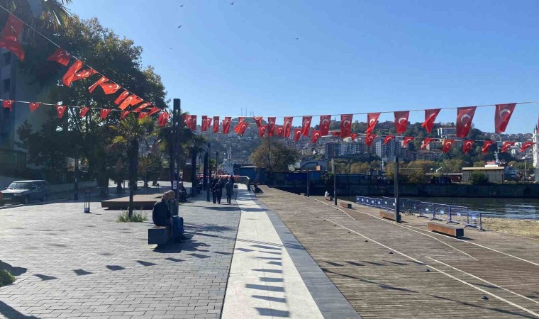 Sıcak havayı fırsat bilen sahilin tadını çıkarttı