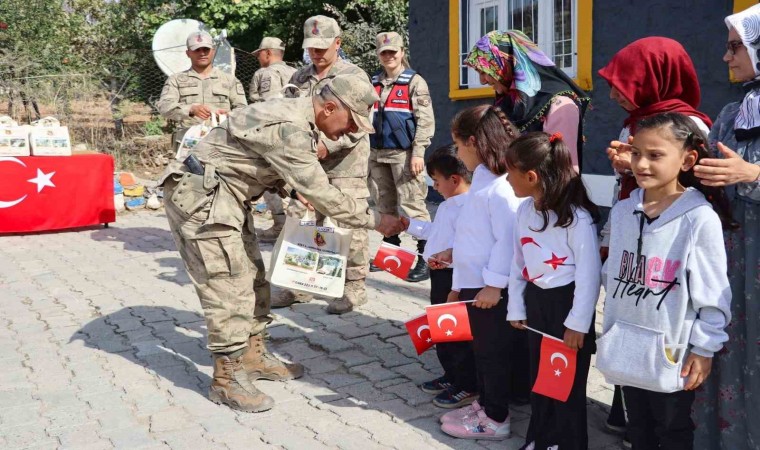 Siirtte jandarma ekipleri çocuklara üniforma hediye edip etkinlik yaptı