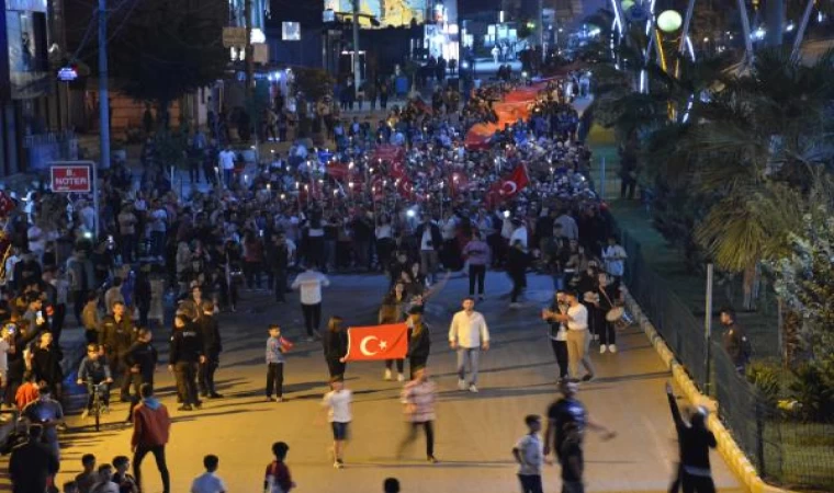 Silopi’de ’Cumhuriyet’ coşkusu; 10 bin kişiyle ’fener alayı’ düzenlendi