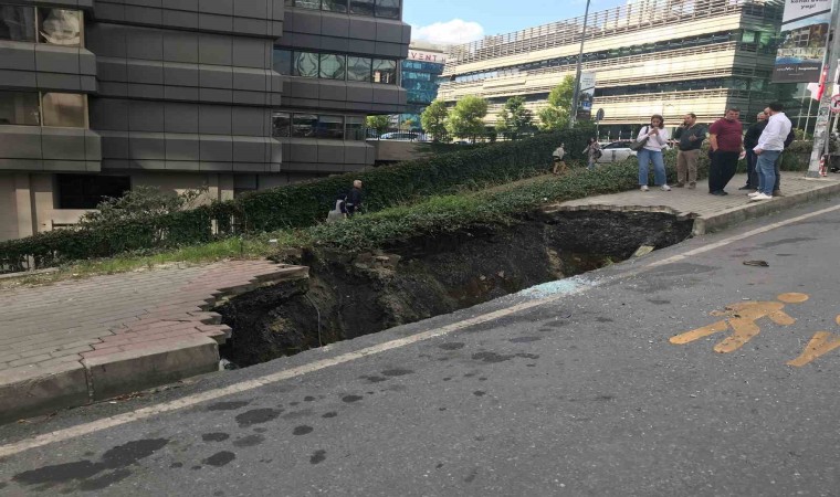 Şişlide kaldırım çöktü, 5 metre derinliğindeki çukura düşen kadın yaralandı