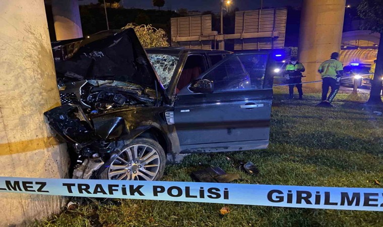 Şişlide tünelden çıkan lüks cip hızını alamayarak beton direğe çarptı: 1i ağır 4 yaralı