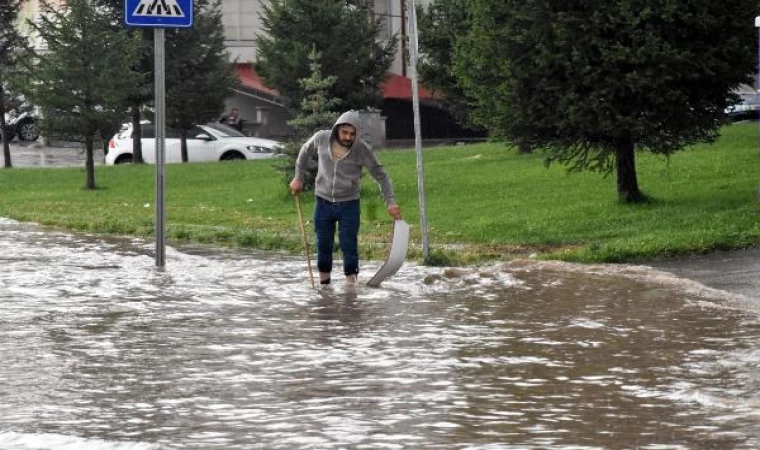 Sivas’ta sağanak nedeniyle ev ve iş yerlerini su bastı