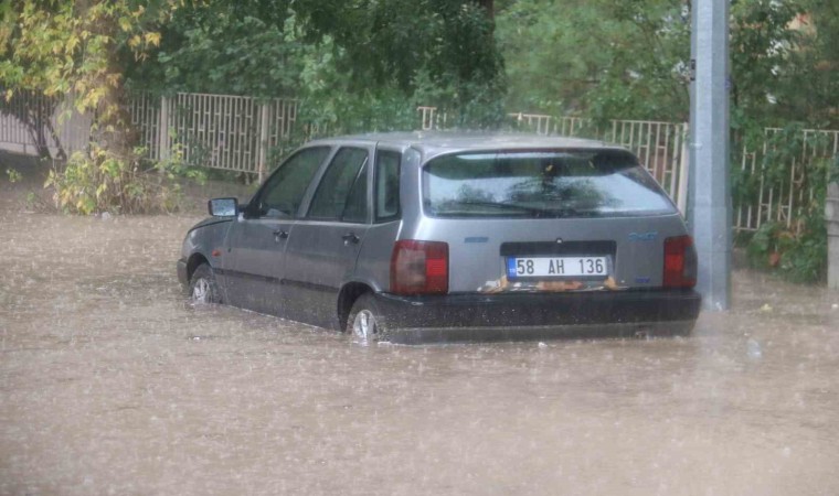 Sivasta sağanak yağış hayatı felç etti