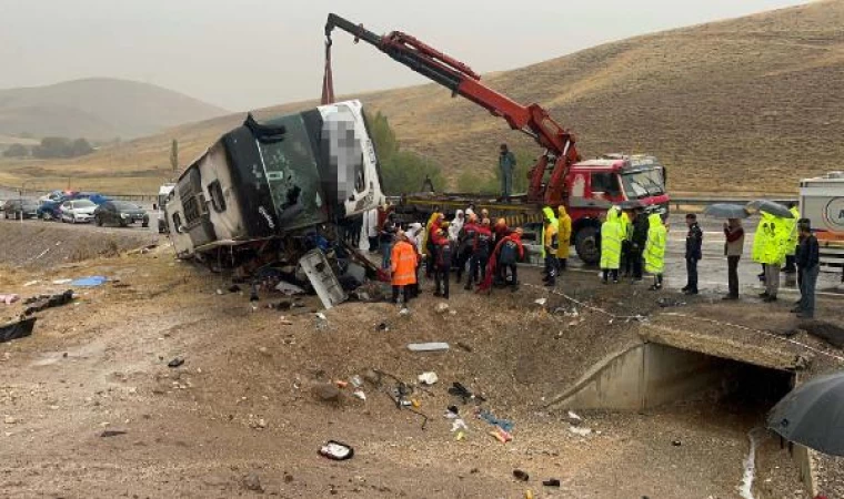 Sivas’ta yolcu otobüsü devrildi: 7 ölü, 40 yaralı (3)