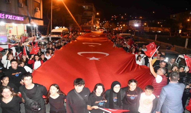 Sökede 100 metrelik bayrakla binlerce kişi cumhuriyet için yürüdü