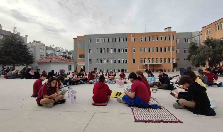 Sökede kilimini kapan geliyor, kitap okuyor