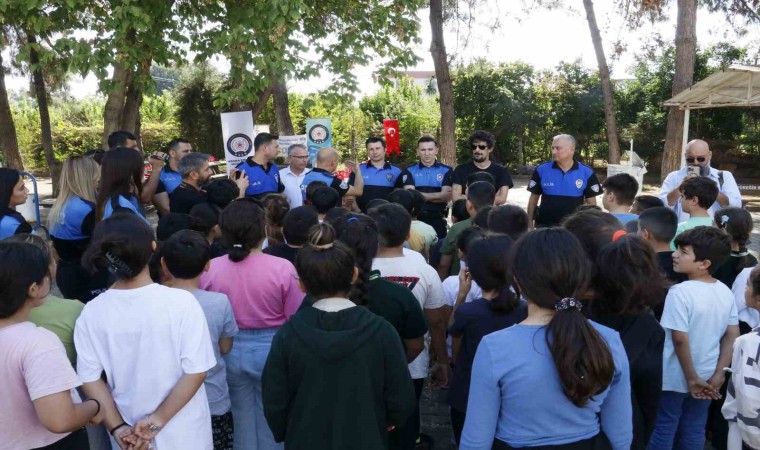 Sosyal medya bağımlılığının önüne geçmek için polis ‘okuma etkinliği düzenledi