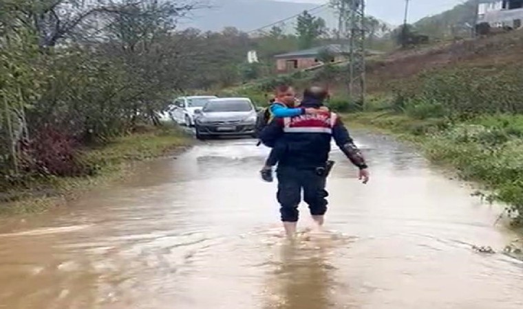 Su birikintisinde mahsur kalan öğrencileri jandarma kurtardı