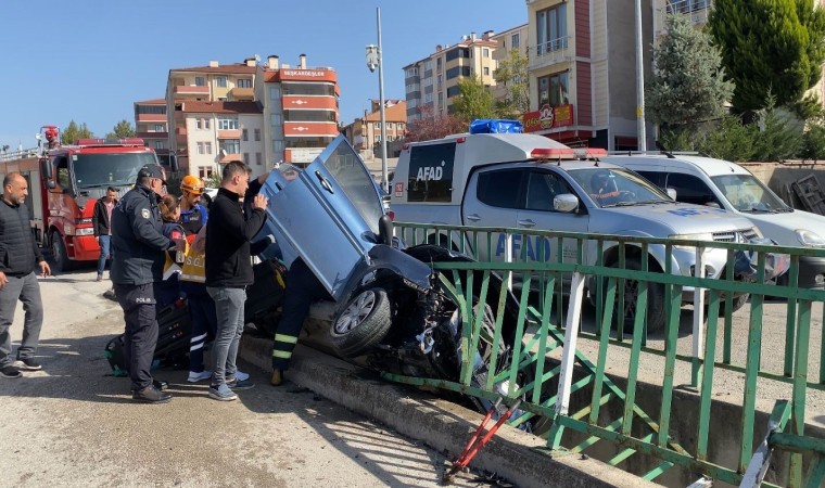 Su kanalına devrilen otomobilin sürücüsü yaralandı