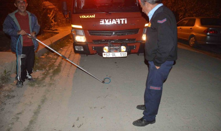 Su kuyusunda mahsur kalan kediyi itfaiye ekipleri kurtardı