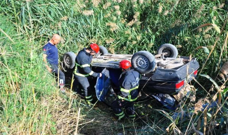 Sulama kanalına uçan otomobildeki baba- kızı itfaiye kurtardı