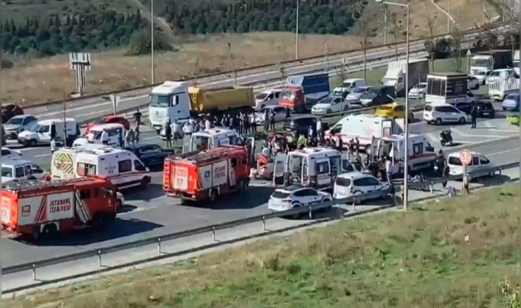 Sultangazida 2 araç kafa kafaya çarpıştı : 1i ağır 6 yaralı