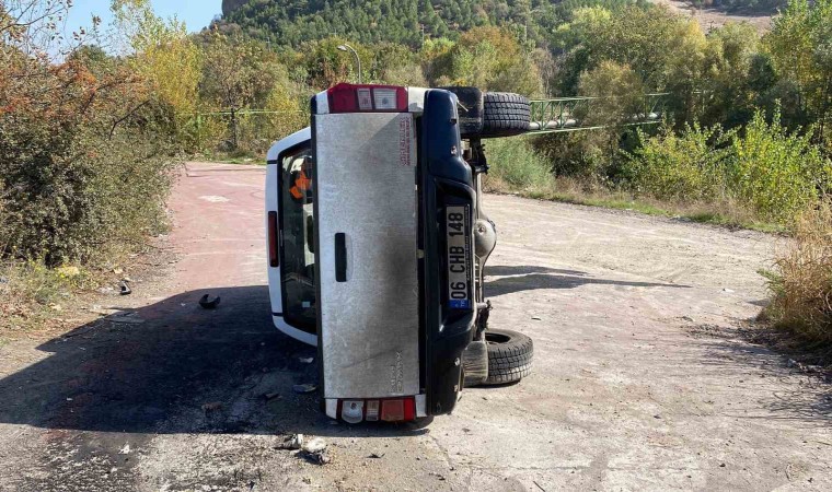 Sürücüsünün direksiyon hakimiyetini kaybettiği kamyonet yan yattı