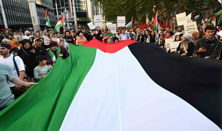 Sydneyde Opera Binasının İsrail bayrağı renkleriyle aydınlatılması protesto edildi