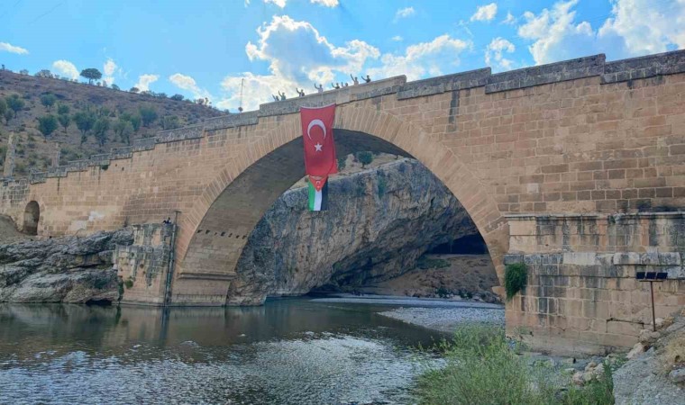 Tarihi Cendere Köprüsüne Filistin bayrağı asıldı