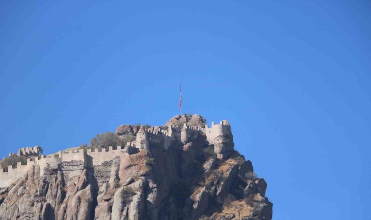 Tarihi Karahisar Kalesindeki Türk bayrağı Filistin için yarıya indirildi