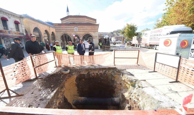 Tarihi Nasrullah Meydanında yağmur suyu birikme sorunu ortadan kaldırılıyor