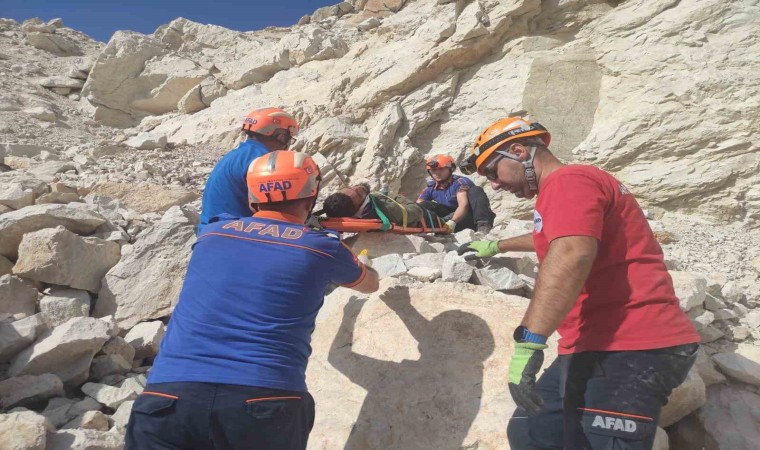 Taş ocağına düşen kaçak göçmeni AFAD kurtardı