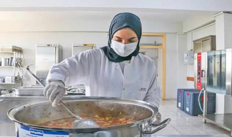 Taşımalı eğitimle okuyup, mezun olduğu okulda işe başladı; kız çocuklarına ’Okuyun’ çağrısı yaptı