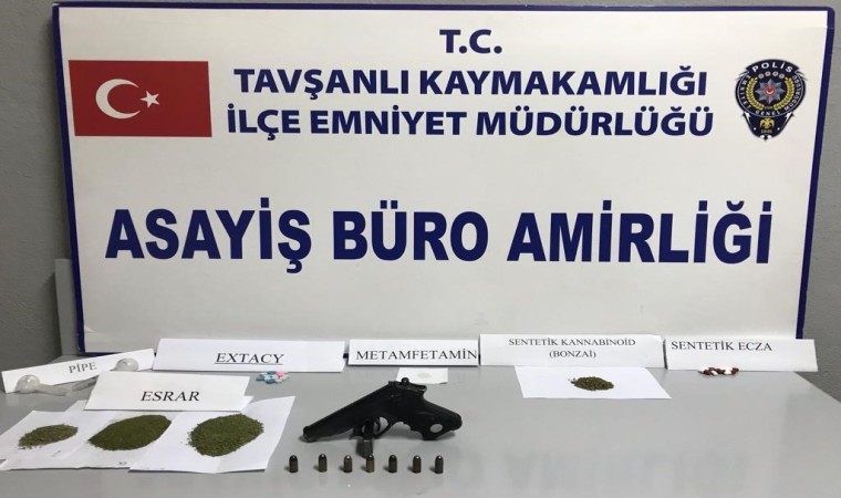 Tavşanlıda durdurulan tırda uyuşturucu madde ve tabanca ele geçirildi