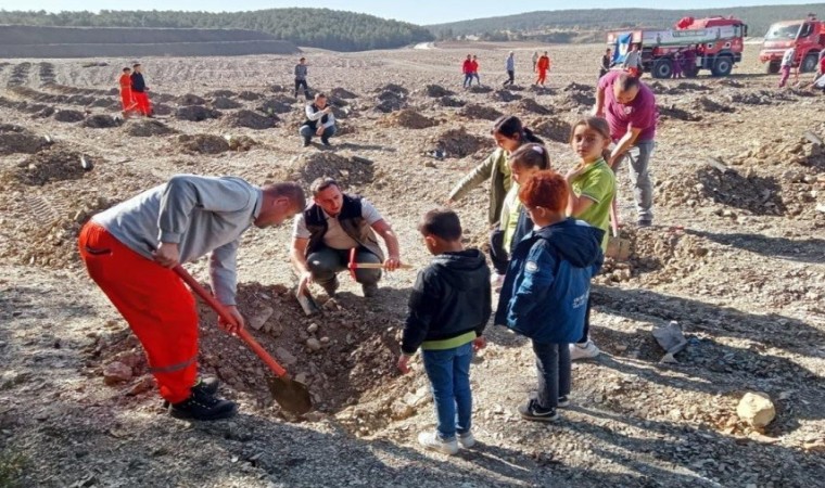 Tavşanlıda fidanlar toprakla buluştu