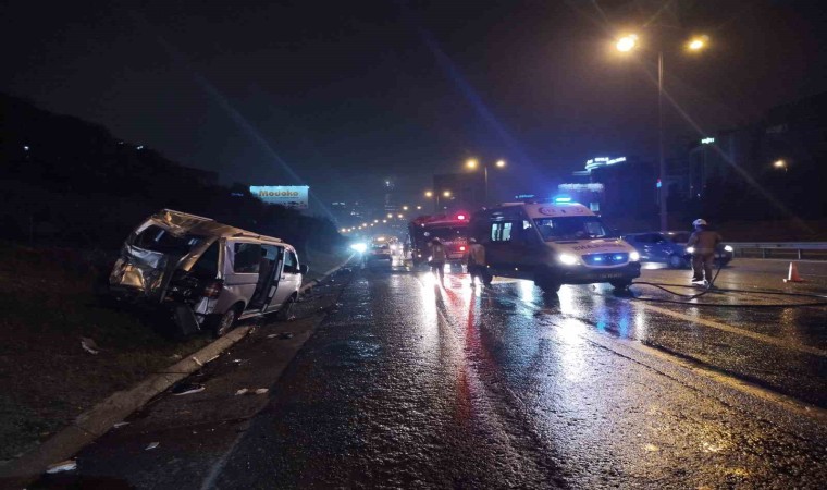 TEM Otoyolunda İETT otobüsü park halindeki minibüse çarptı: 2 yaralı