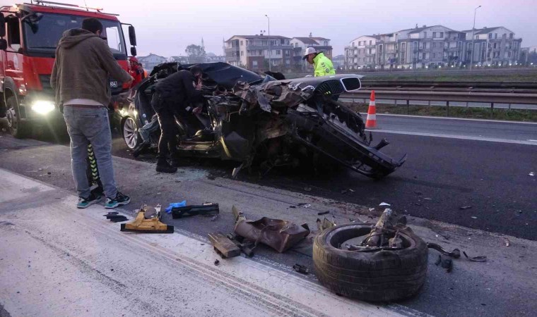 TEMde kamyona çarpan lüks otomobil kağıt gibi ezildi: 1 ölü, 2 yaralı