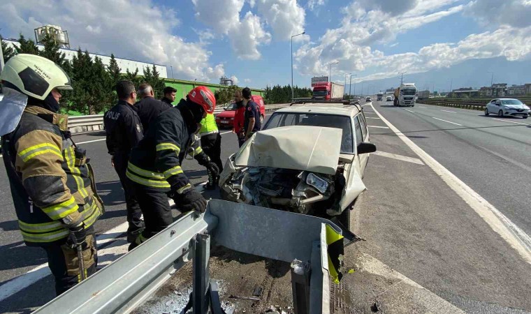 TEMde otomobil bariyerlere çarptı