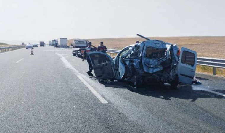 TIR, hafif ticari araca çarptı: 1 ölü, 2 yaralı