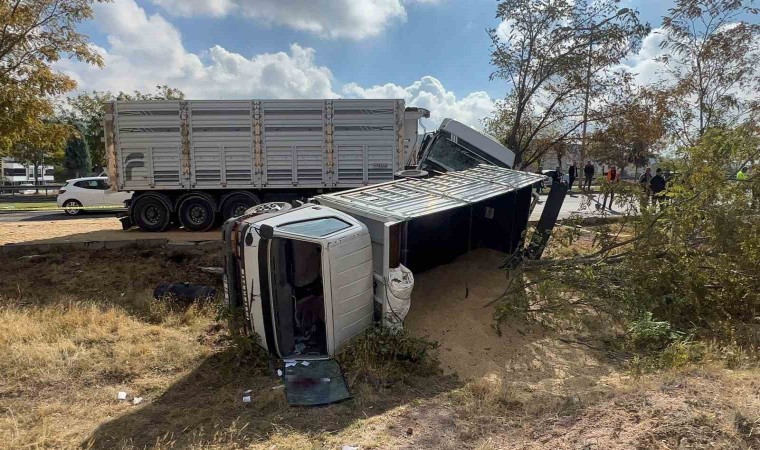 Tır önünde seyreden kamyonete çarptı: 4 yaralı