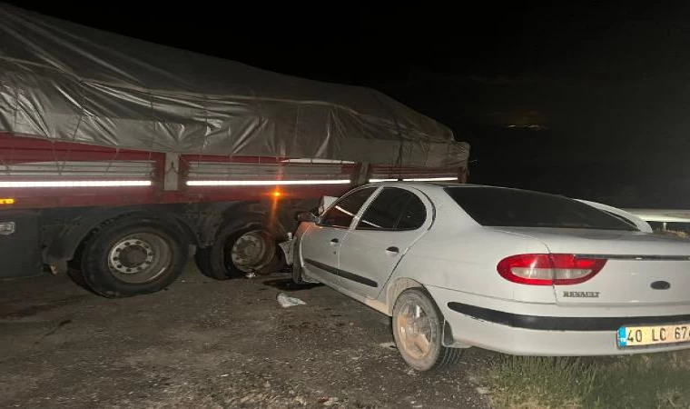 TIR’a çarpan otomobildeki polis ile eşi yaşamını yitirdi