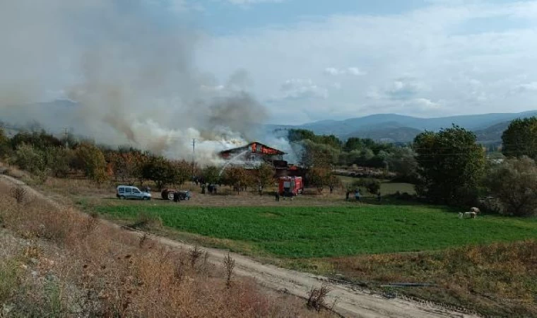 Tokat’ta 2 katlı ahşap ev yandı