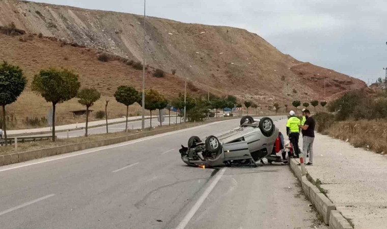 Tokatta kaldırıma çarpan araç takla attı: 3 yaralı