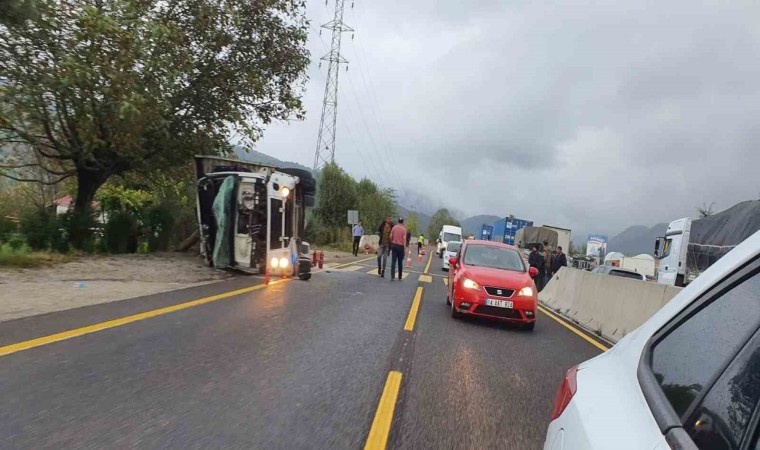 Tomruk yüklü kamyon devrildi: 1 yaralı