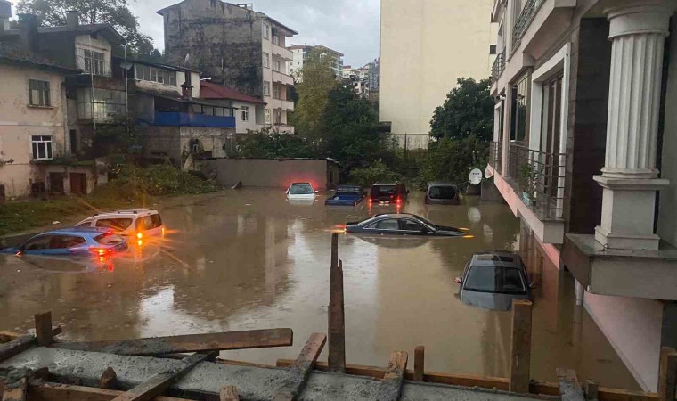 Trabzonda dere taştı, sokaklar göle döndü