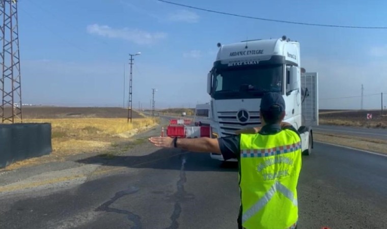 Trafik jandarması ‘arka koruma çerçeve hakkında bilgilendirmede bulundu