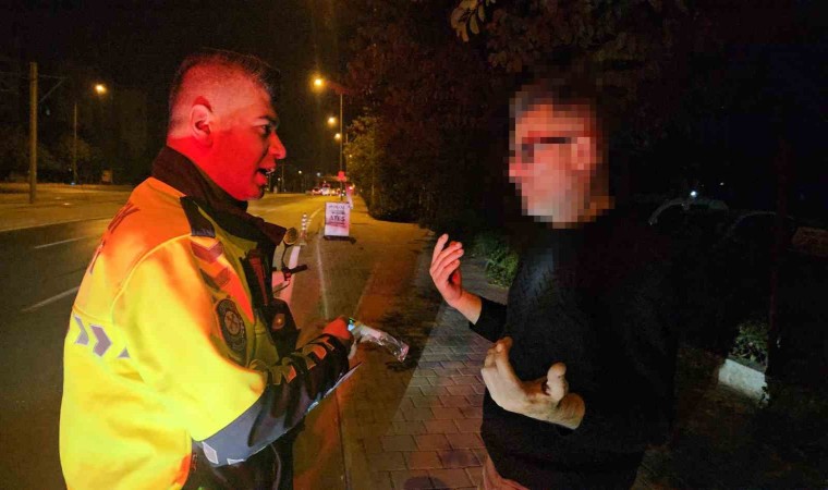 Trafik polislerine alkollü yakalandı, ceza yazılmak istenilince avukatını çağırdı