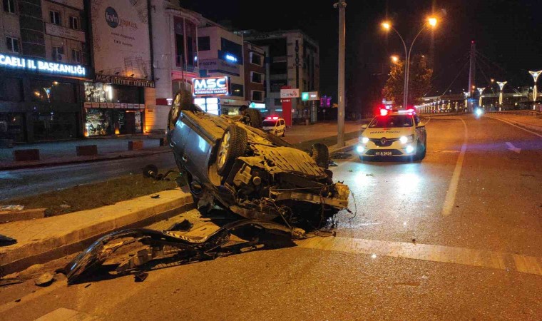 Trafik tabelasına çarpan otomobil takla attı: 1i ağır 3 yaralı