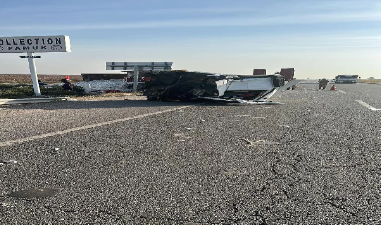 Traktörle çarpışan TIR’ın kupası koptu: 1 yaralı