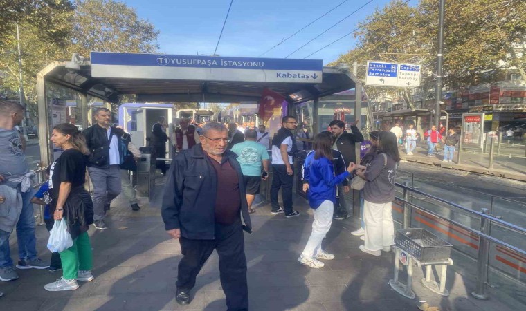 Tramvay arızalandı, vatandaşlar yürümek zorunda kaldı