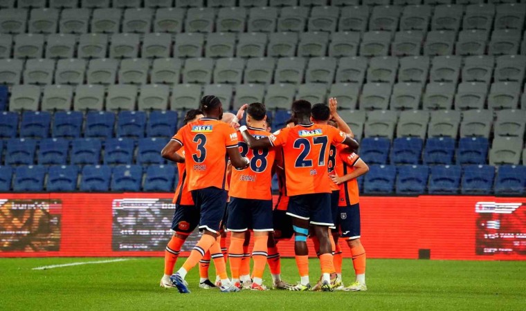 Trendyol Süper Lig: RAMS Başakşehir: 2 - Gaziantep FK: 0 (İlk yarı)