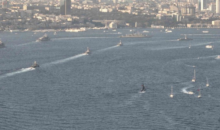 Türk donanmasının İstanbul Boğazından geçişi havadan görüntülendi