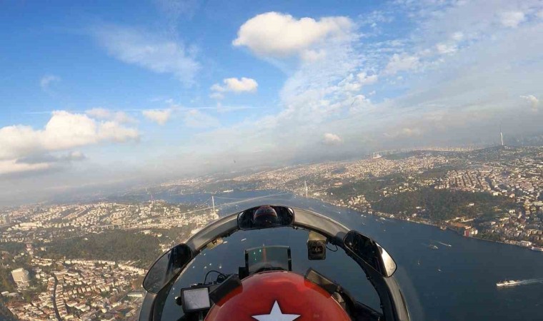 Türk Yıldızlarının havadaki 100. yıla özel gösterisi kokpitten görüntülendi